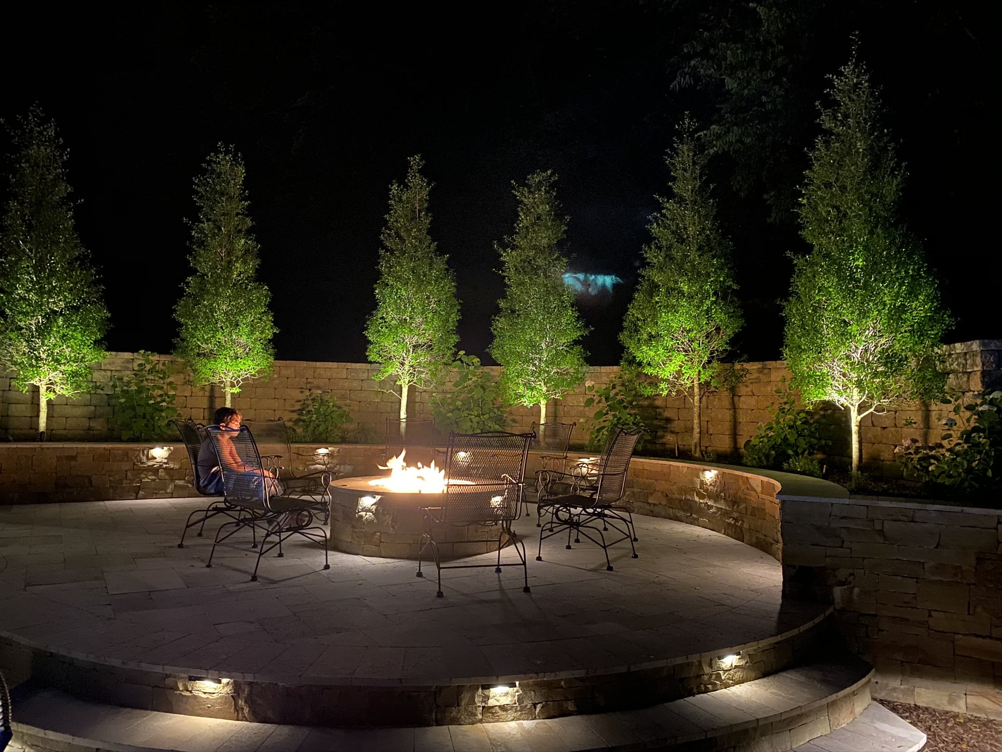 Outdoor landscape lighting for uplifting beauty